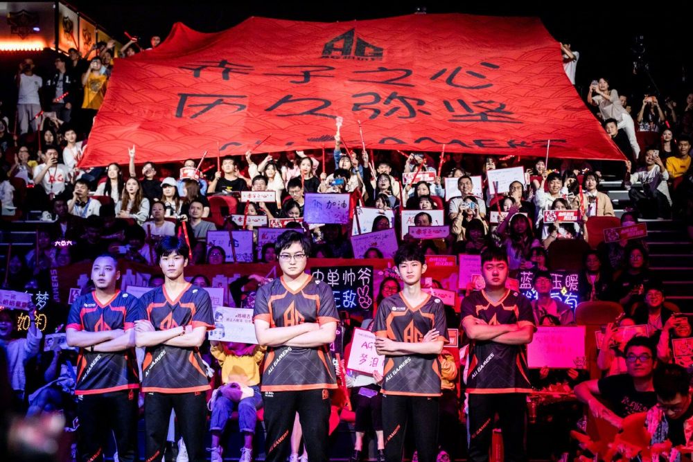 捧起了备受